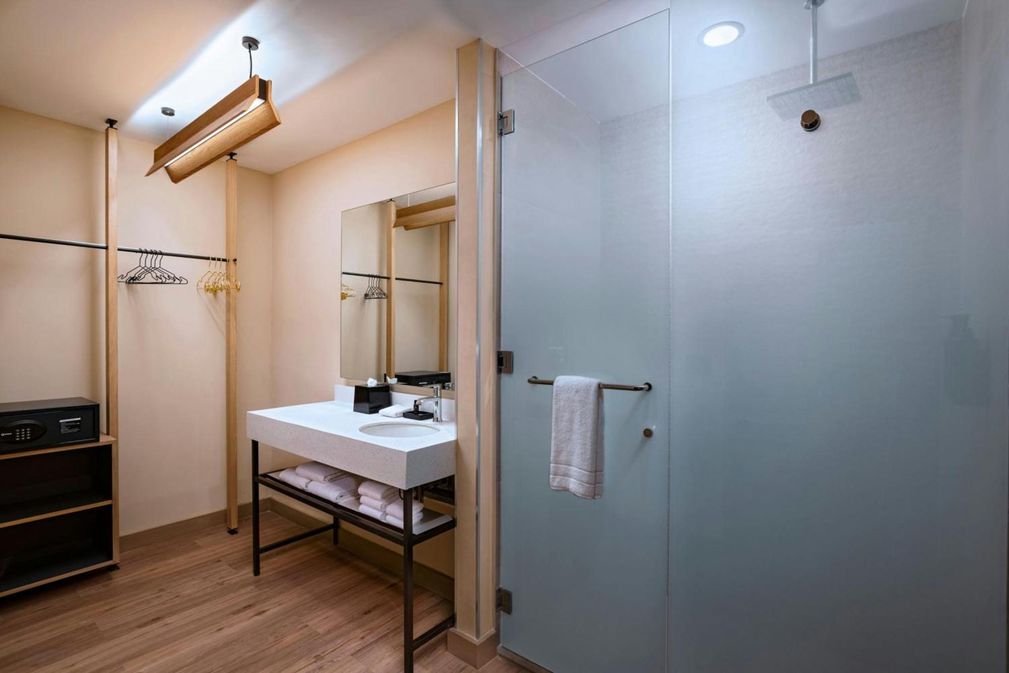 Aloft Playa Del Carmen Hotel Exterior photo Bathroom